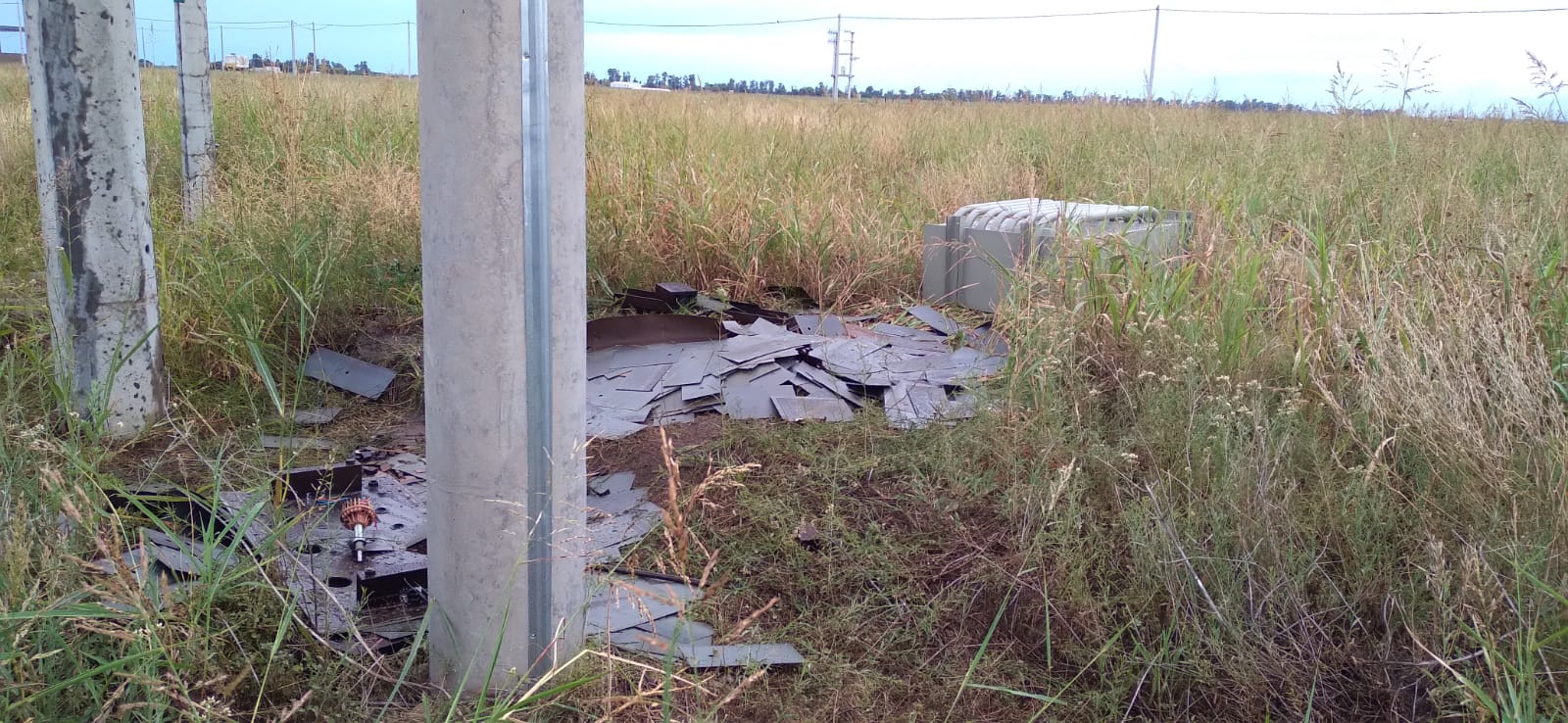 DERRIBAN Y DESTRUYEN TRANSFORMADOR EN BARRIO LA CONQUISTA