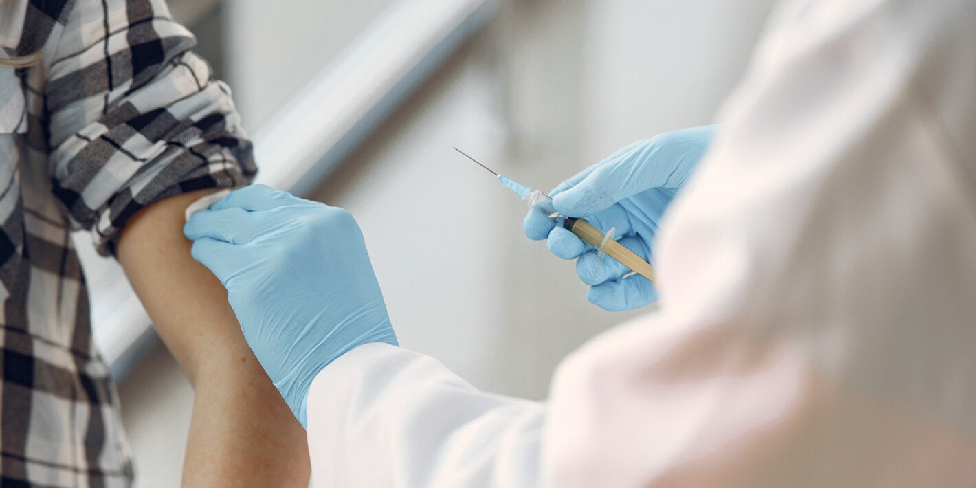 RECOMIENDAN A LOS ADULTOS COLOCARSE LA VACUNA DOBLE VIRAL