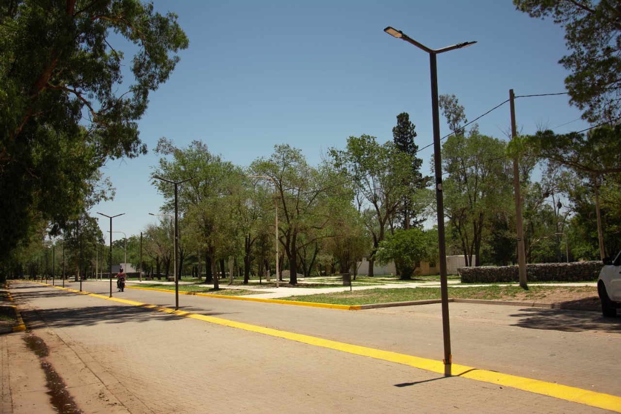 EL MUNICIPIO COMENZ&Oacute; A ILUMINAR EL BALNEARIO