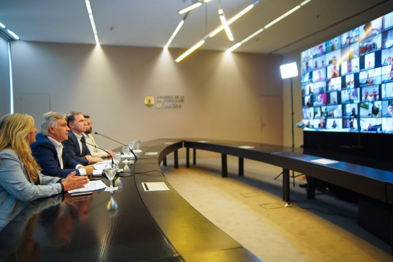  Llaryora anticip&oacute; el env&iacute;o de m&aacute;s de mil millones de pesos para arreglos y mejoras de edificios escolares