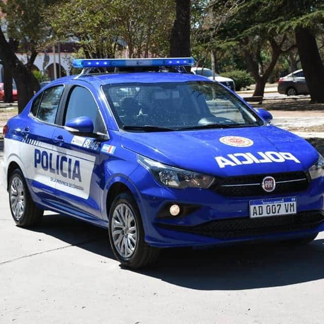 POLICIALES: DETIENEN UNA MUJER POR ROMPER  LOS VIDRIOS DE UNA VENTANA CON UN PALO