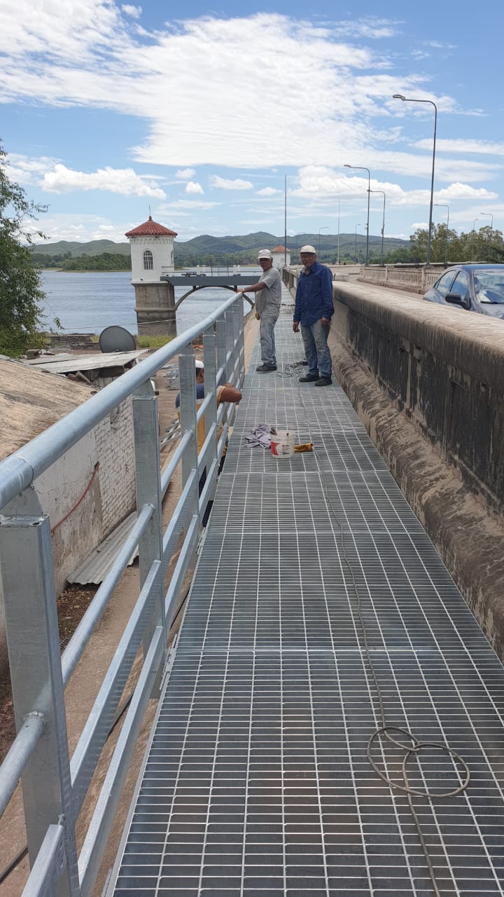 EMBALSE: SE CONSTRUYE LA PASARELA PEATONAL DEL DIQUE