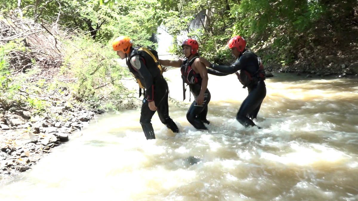 BOMBEROS REALIZAN PR&Aacute;CTICAS EN AGUAS MANSAS Y R&Aacute;PIDAS