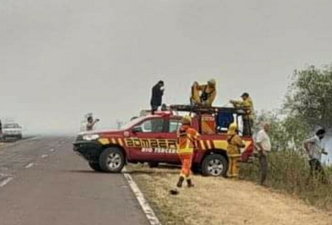 BOMBEROS DE R&Iacute;O TERCERO SIGUEN COMBATIENDO LOS INCENDIOS EN CORRIENTES