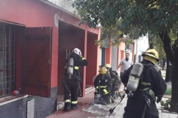 BOMBEROS EXTINGUI&Oacute; UN INCENDIO EN CALLE P&Iacute;O X DE BARRIO NORTE