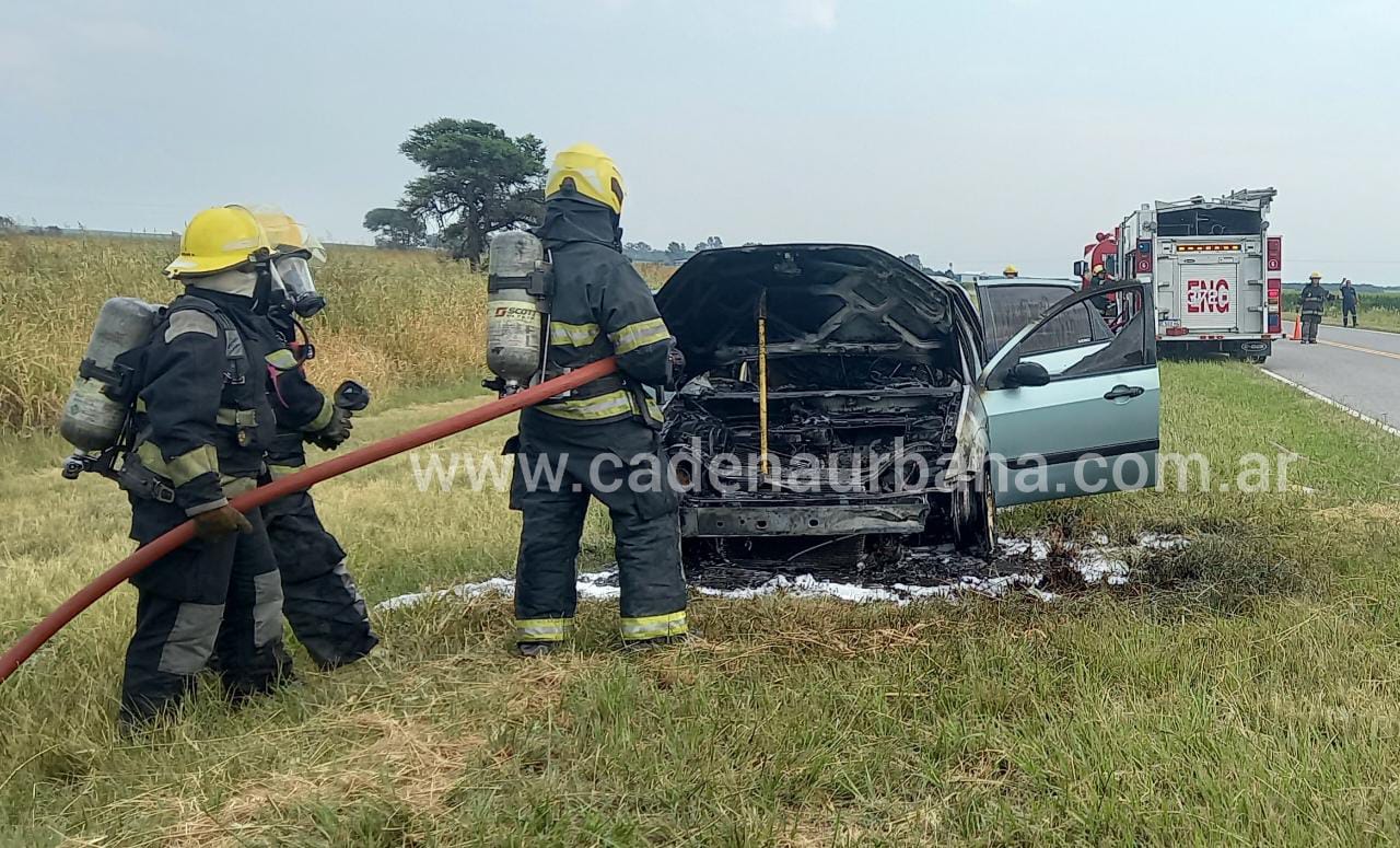 APARENTEMENTE POR UNA FALLA EL&Eacute;CTRICA SE INCENDI&Oacute; UN VEH&Iacute;CULO EN EL CAMINO A CORRALITO 