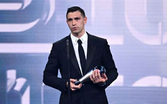 Dibu Mart&iacute;nez recibi&oacute; el premio The Best al mejor arquero