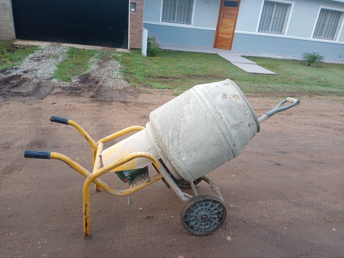 PARTE POLICIAL: J&Oacute;VENES EN ESTADO DE EBRIEDAD SUSTRAEN UNA HORMIGONERA 