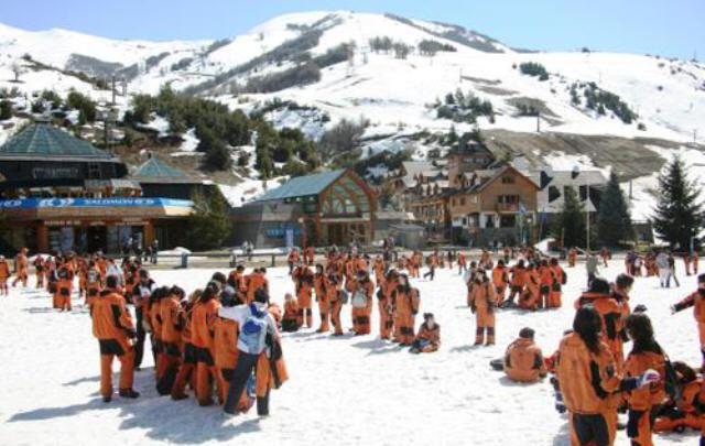 8 ALUMNOS QUE REGRESARON HOY DESDE BARILOCHE DIERON POSITIVO DE COVID-19 