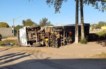 VOLC&Oacute; UN CAMI&Oacute;N EN BARRIO NORTE