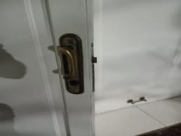 PARTE POLICIAL: SUSTRAJERON DINERO Y BOLSAS CON REGALOS EN BARRIO VILLA ELISA