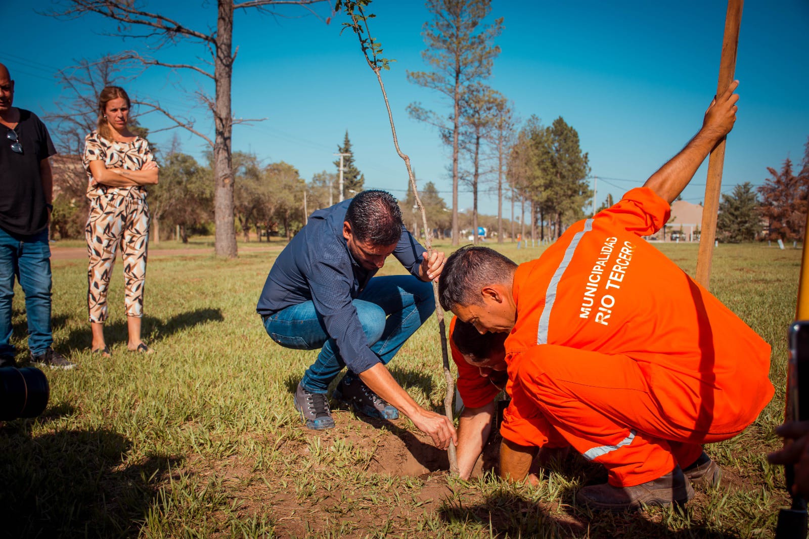 EL INTENDENTE MARCOS FERRER PLANT&Oacute; EL &Aacute;RBOL N&Uacute;MERO 10.000 
