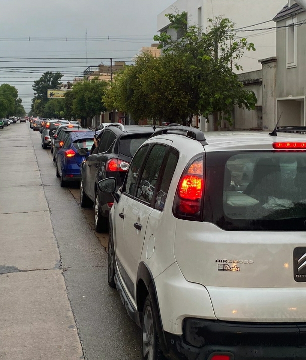 DOCENTES DE LA CIUDAD EN CARAVANA POR LAS CALLES RECLAMANDO SUS DERECHOS
