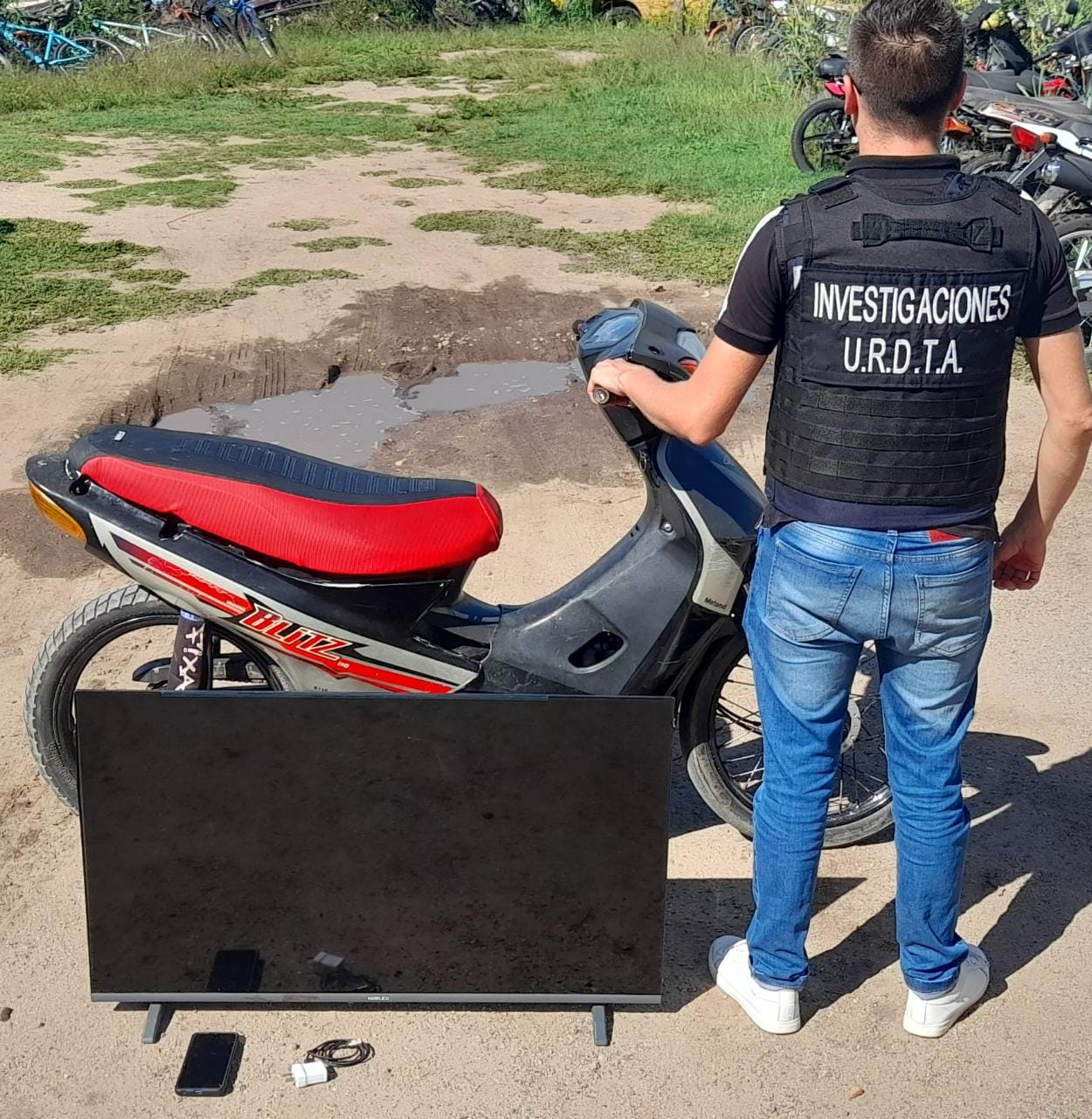 PARTE POLICIAL: DOS J&Oacute;VENES DETENIDOS POR UN HECHO DE ROBO OCURRIDO EN BARRIO EL LIBERTADOR 