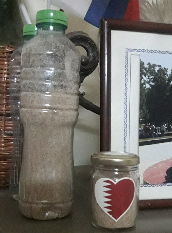 NOTICIAS + IVA : UN PERIODISTA VENDE ARENA QUE TRAJO DE QATAR