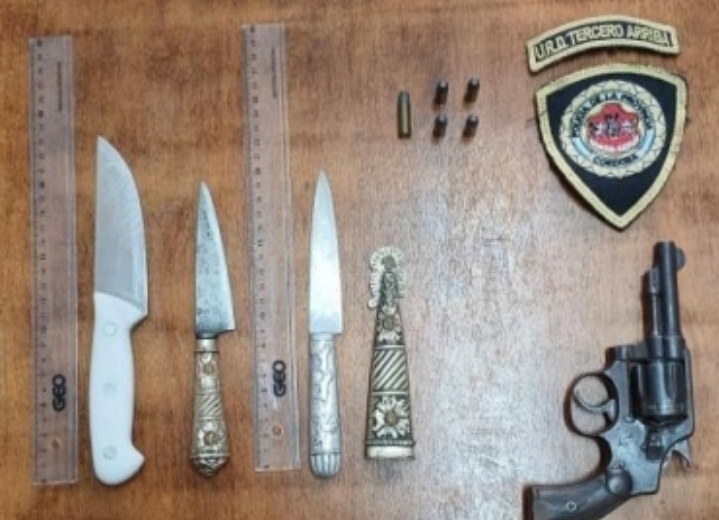 Almafuerte: Hombre fue aprehendido por amenazas con arma de fuego y cuchillos