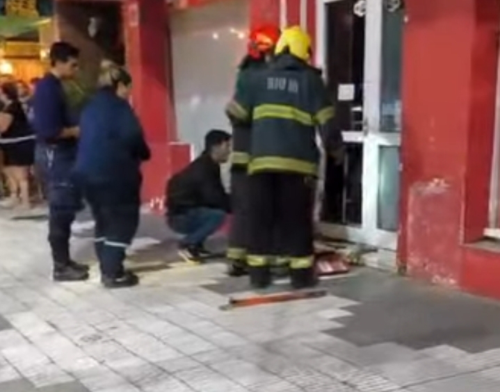 Rescataron a un niño dentro de un local en calle Vélez Sarsfield