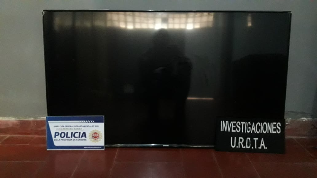 ROBARON UN TV LED DEL CLUB VECINOS Y AL VER EL MÓVIL LO DEJARON 