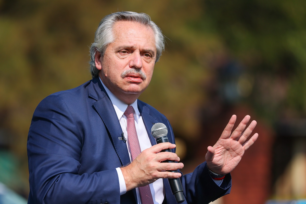 Fern&aacute;ndez anunci&oacute; un bono por 6.500 pesos para personal de salud durante tres meses