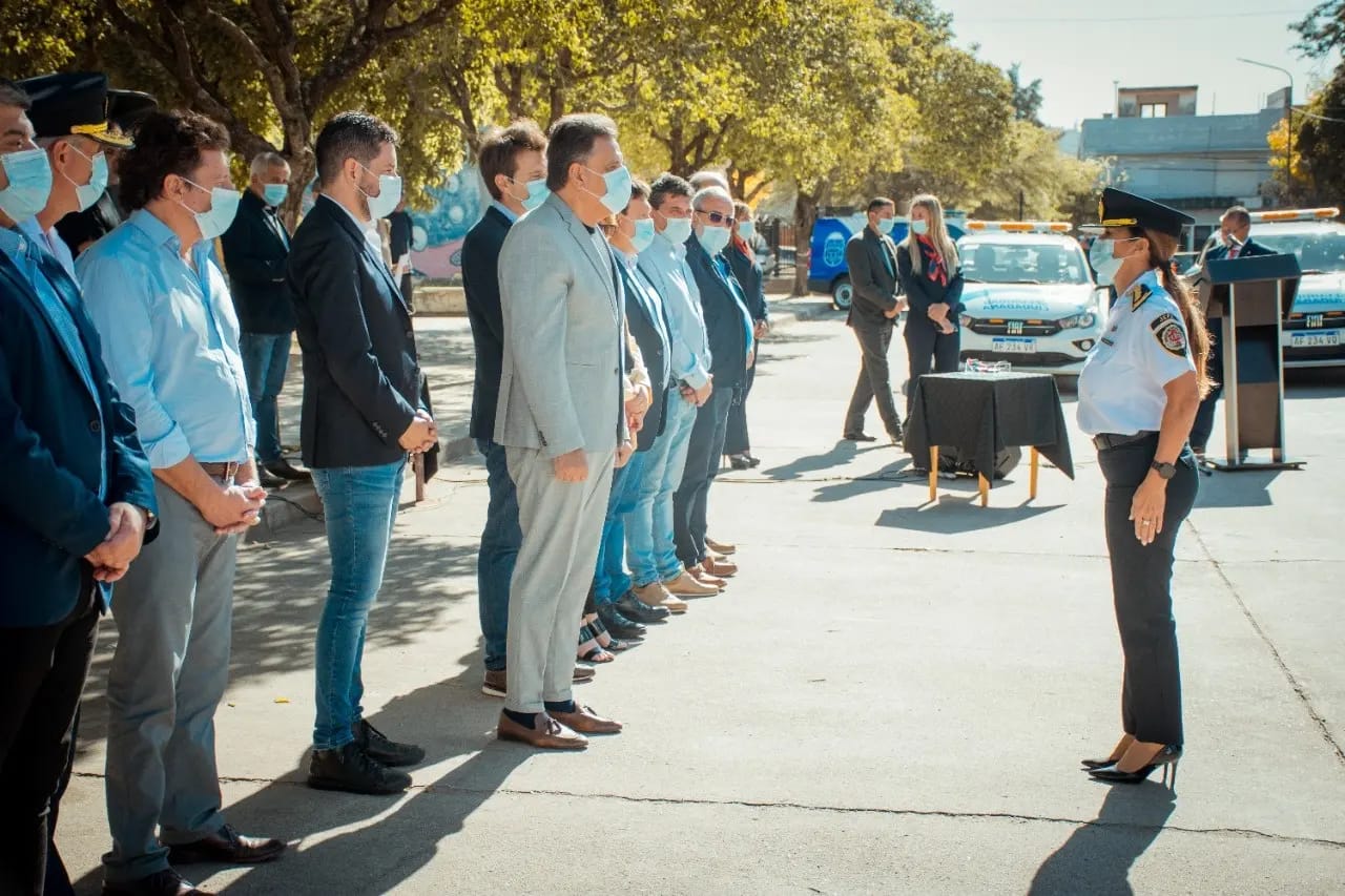 EL MINISTRO DE SEGURIDAD HIZO ENTREGA DE DOS VEH&Iacute;CULOS PARA SEGURIDAD CIUDADANA Y TRES MOTOCICLETAS PARA LA POLIC&Iacute;A 