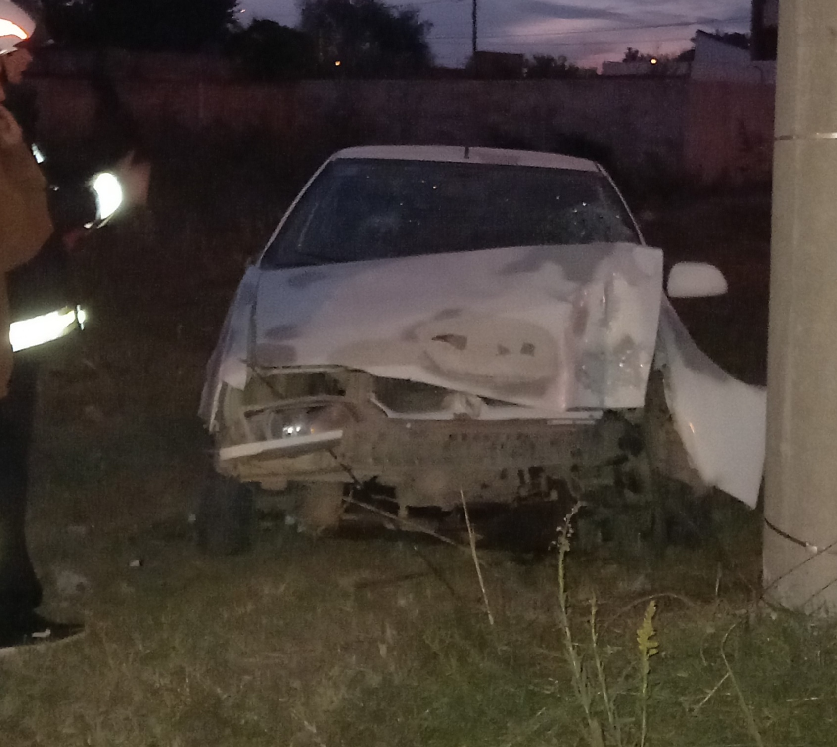 POR MOTIVOS A ESTABLECER UN AUTO DIO CONTRA UN POSTE