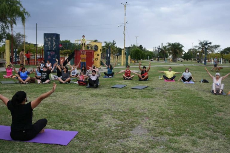 ESTE S&Aacute;BADO CLASE DE YOGA EN PLAZA ESPERANZA