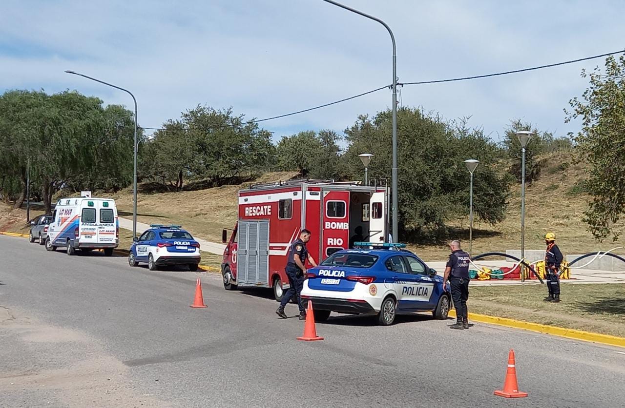 FUE RESCATADA LA MUJER QUE INTENTABA ARROJARSE DEL PUENTE