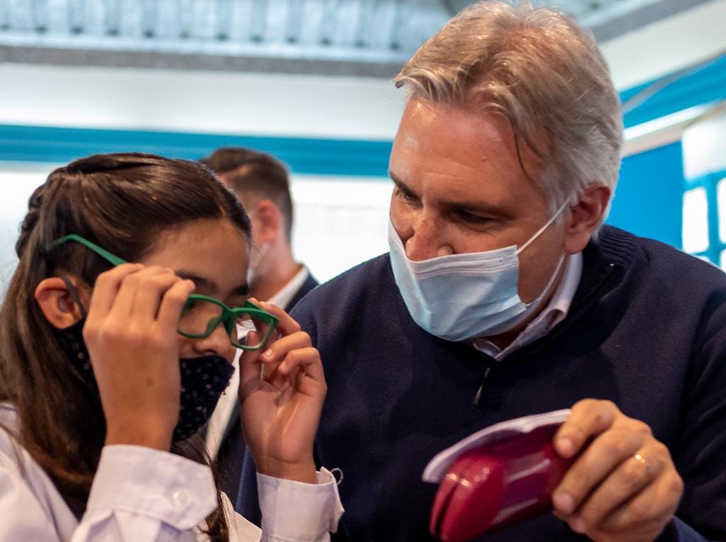 700 NI&Ntilde;OS Y NI&Ntilde;AS DE LA CAPITAL PROVINCIAL COMENZARON A RECIBIR *ECOLENTES* RECETADOS QUE SON FABRICADOS CON TAPITAS DE GASEOSAS