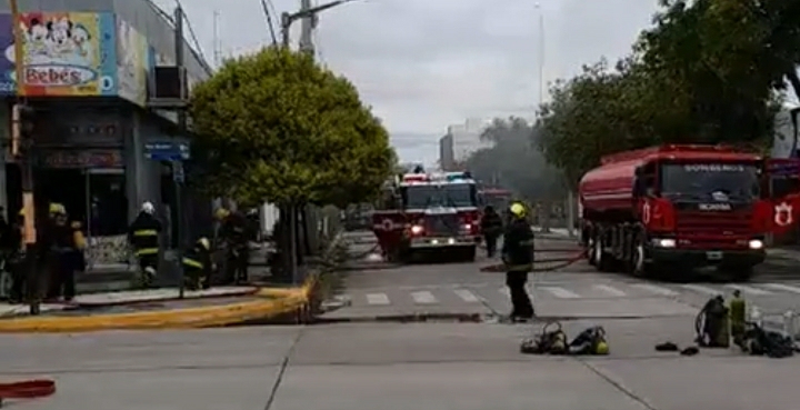 M&Aacute;S DE 30 BOMBEROS ESTUVIERON SOFOCANDO EL INCENDIO QUE SE PRODUJO EN UN LOCAL DE INDUMENTARIA