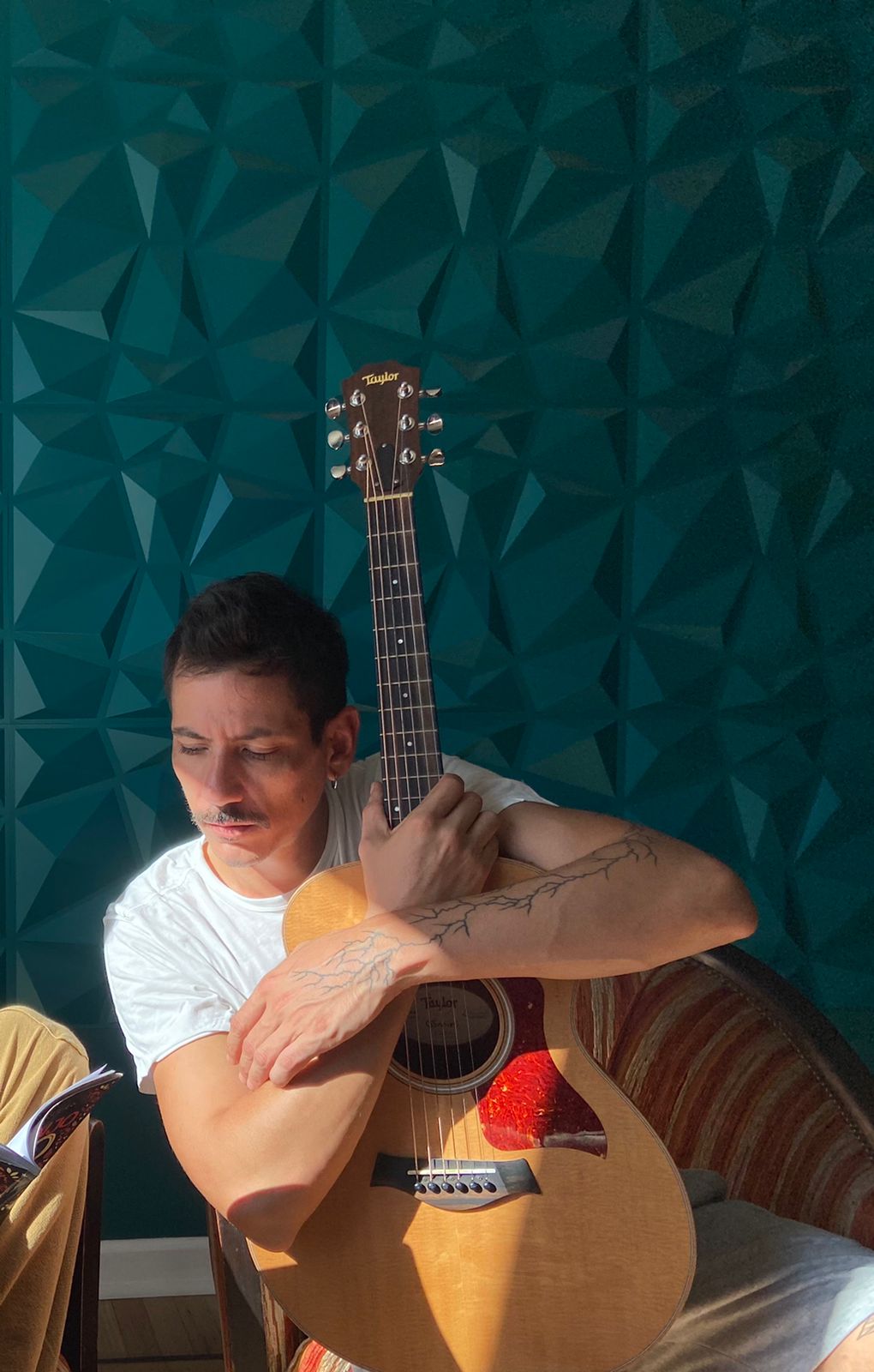 JUAN SOL&Aacute;: LA POES&Iacute;A TIENE UNA FUNCI&Oacute;N SOCIAL Y NO S&Oacute;LO LA DE EMBELLECER EL HORROR