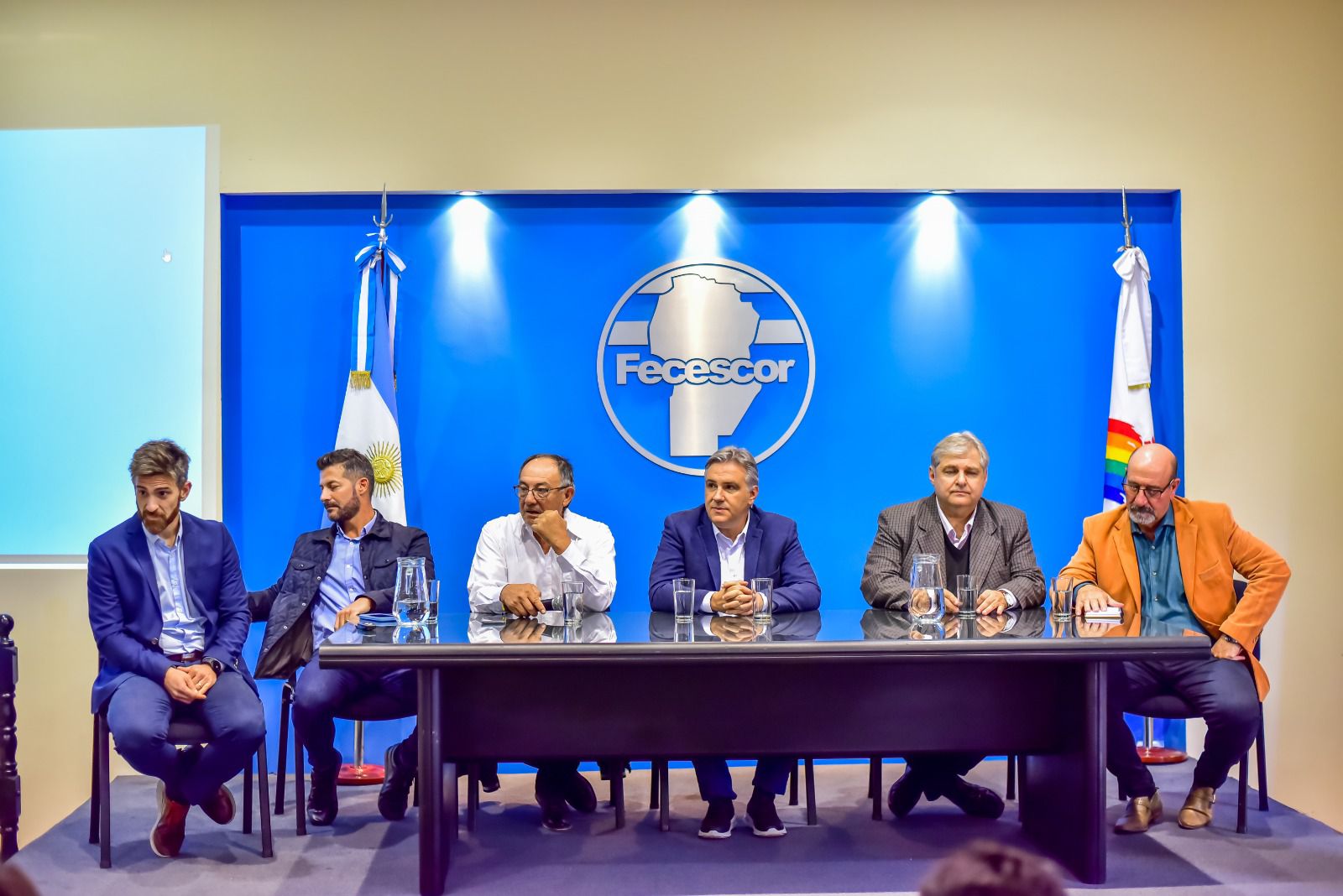 *Mart&iacute;n Llaryora encabez&oacute; una jornada de trabajo con cooperativas y mutuales de la provincia*