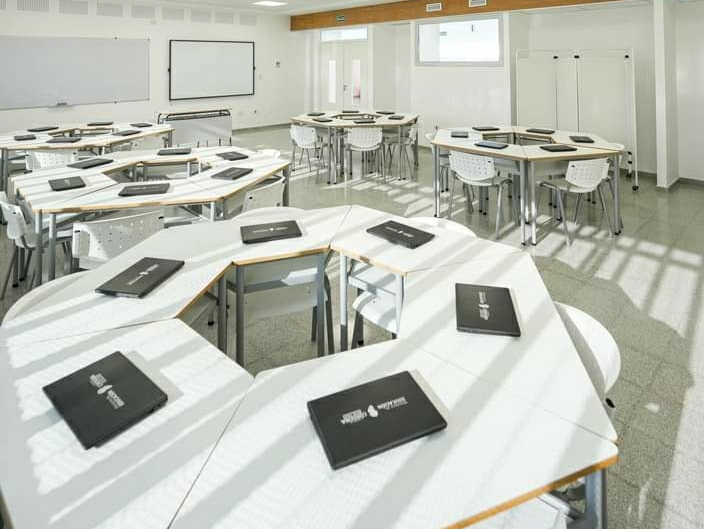 HACE UNA SEMANA LOS ALUMNOS HABITAN LAS AULAS DE LA ESCUELA PROA