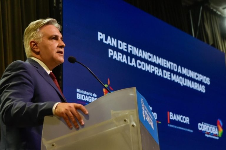 Llaryora anunció créditos a municipios y comunas por $20 mil millones para compra de maquinaria vial y automotores
