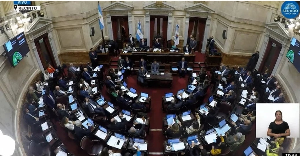 Los senadores se aumentaron las dietas en plena sesión, a mano alzada y sin debate