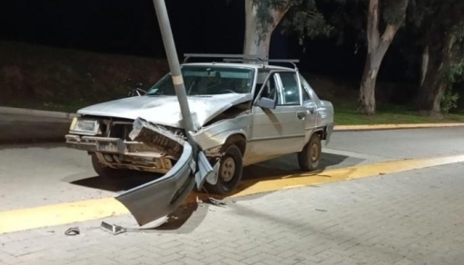 Parte policial: Un auto impactó contra un poste en el balneario