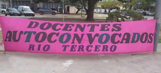 Docentes, gremios y organizaciones se movilizan en Río Tercero en el marco del paro nacional