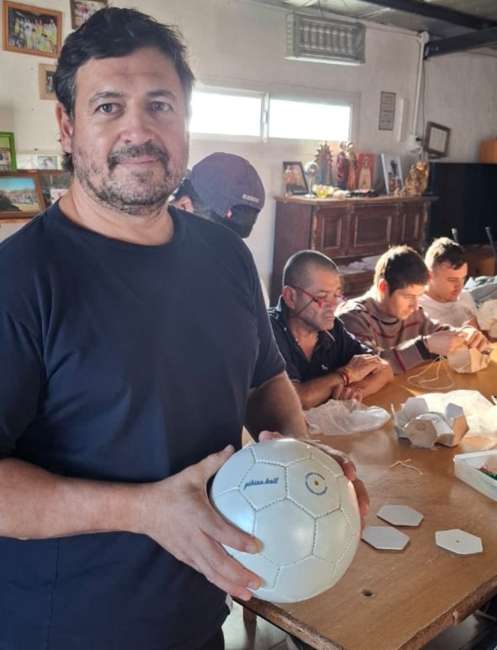 Jóvenes en recuperación fabrican pelotas como parte de su reinserción social
