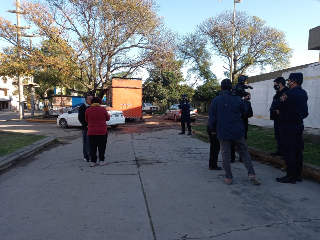 POLIC&Iacute;A Y PERSONAL MUNICIPAL PRETENDEN DESALOJAR CARROS DE CALLE ACU&Ntilde;A