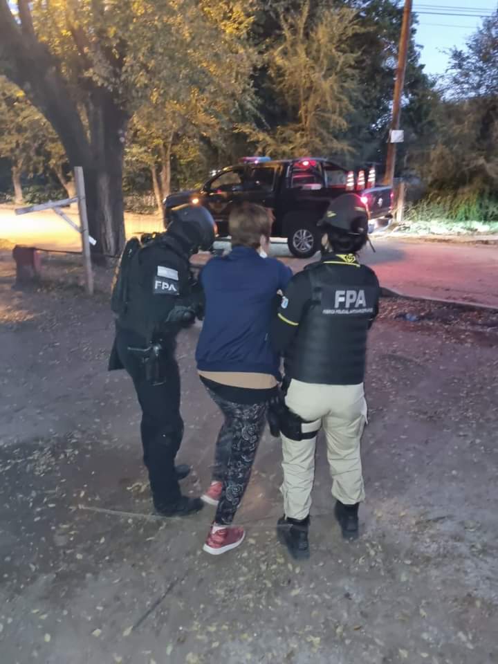 MUJER DETENIDA Y UN PUNTO DE VENTA DE DROGAS CERRADO, POR LA FPA, EN VILLA DEL DIQUE