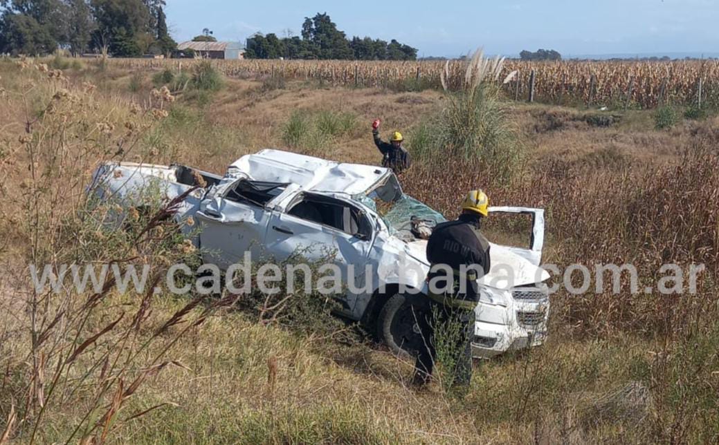 SUCEDE AHORA: CAMIONETA PIERDE EL CONTROL, TRASLADAN UN MASCULINO AL HOSPITAL