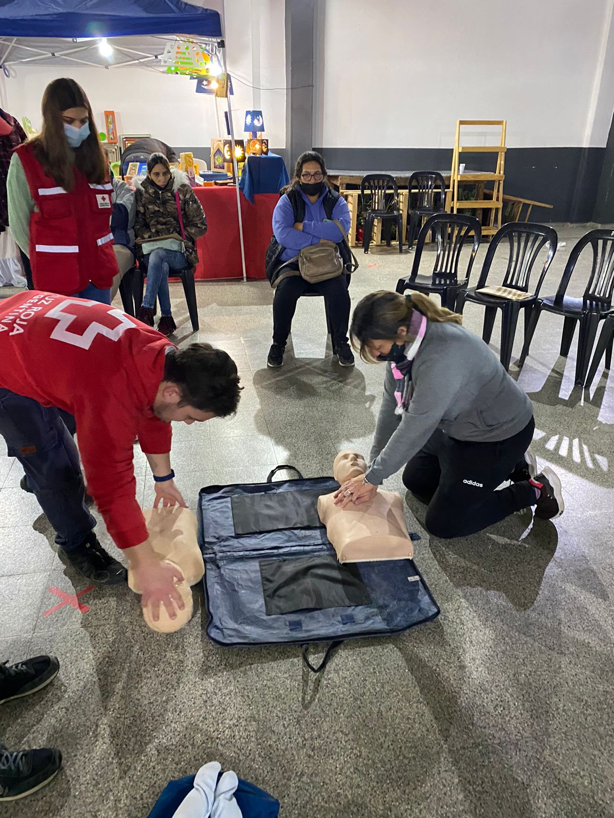 LA JUVENTUD RADICAL Y LA CRUZ ROJA BRINDARON UN CURSO DE RCP B&Aacute;SICO