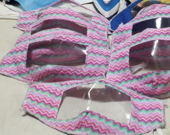 Desde el &Aacute;rea de discapacidad fabrican barbijos adaptados para facilitar la comunicaci&oacute;n con personas con dificultades auditivas.