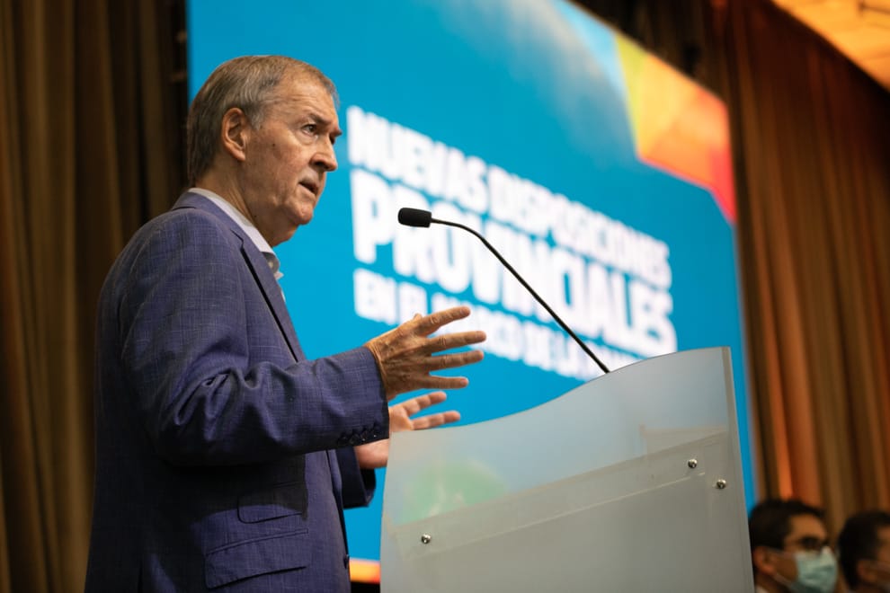 Schiaretti pidi&oacute; a la poblaci&oacute;n disminuir la circulaci&oacute;n y que se inscriba para recibir la vacuna