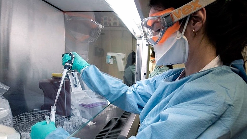 Murieron 301 personas y 10.395 fueron reportadas con coronavirus