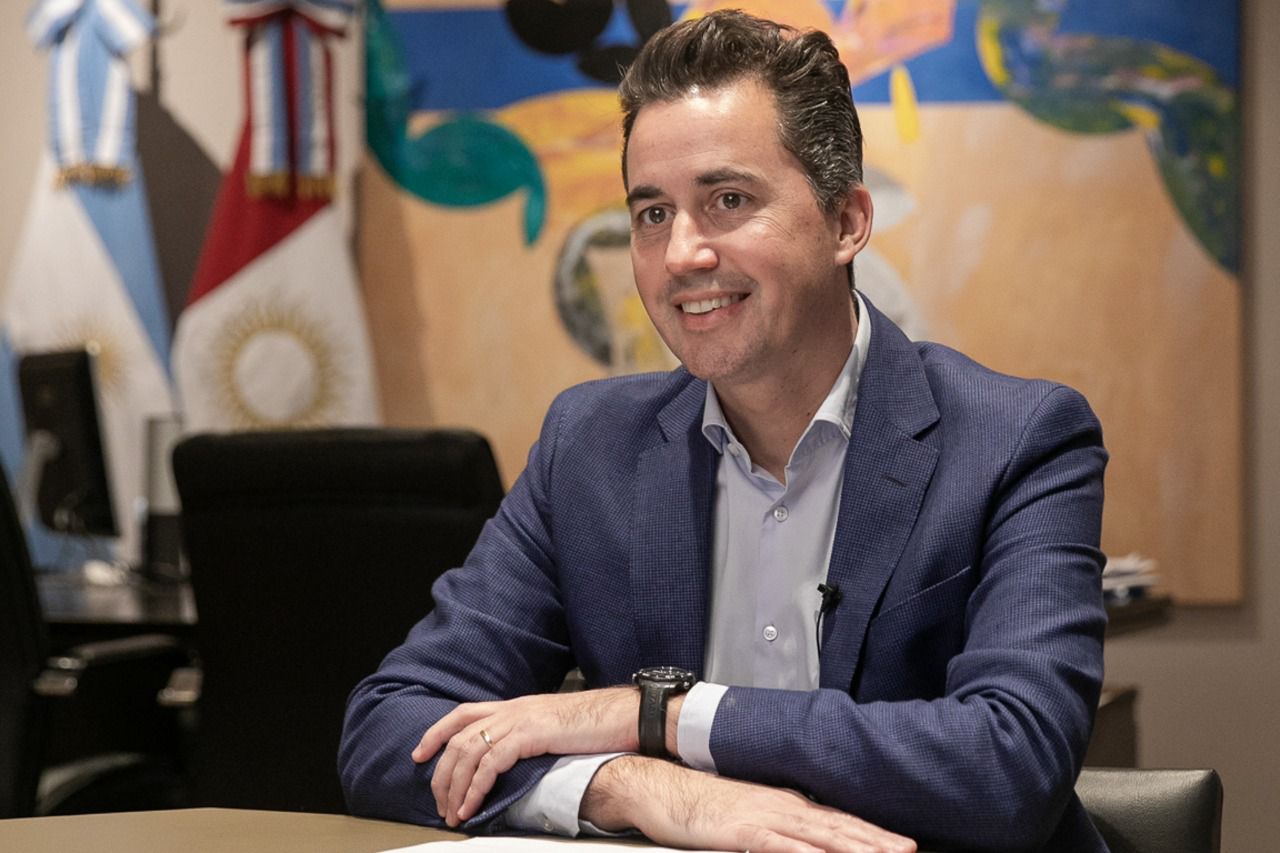 *Manuel Calvo firm&oacute; el primer decreto digital con el que aprob&oacute; el Plan Estrat&eacute;gico de Parlamento Abierto*