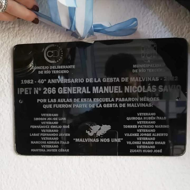 DESCUBREN PLACAS QUE RECUERDAN A LOS H&Eacute;ROES DE MALVINAS EN LAS ESCUELAS A LAS QUE ASISTIERON
