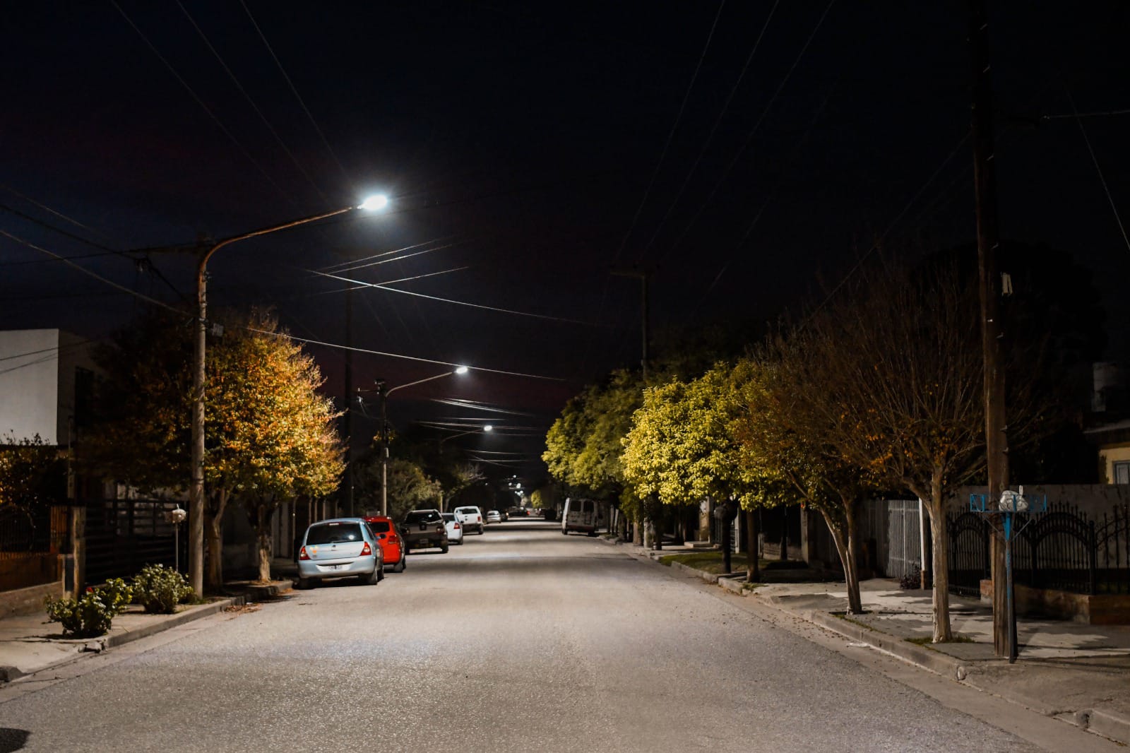 LA CALLE ALTE. BROWN DE BARRIO CASTAGNINO Y BELGRANO YA CUENTA CON LUCES 100% LED