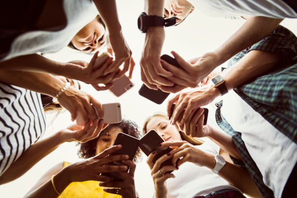 NOTICIAS + IVA: C&Oacute;MO INFLUYEN LAS REDES SOCIALES EN LA VIDA DE LAS PERSONAS 