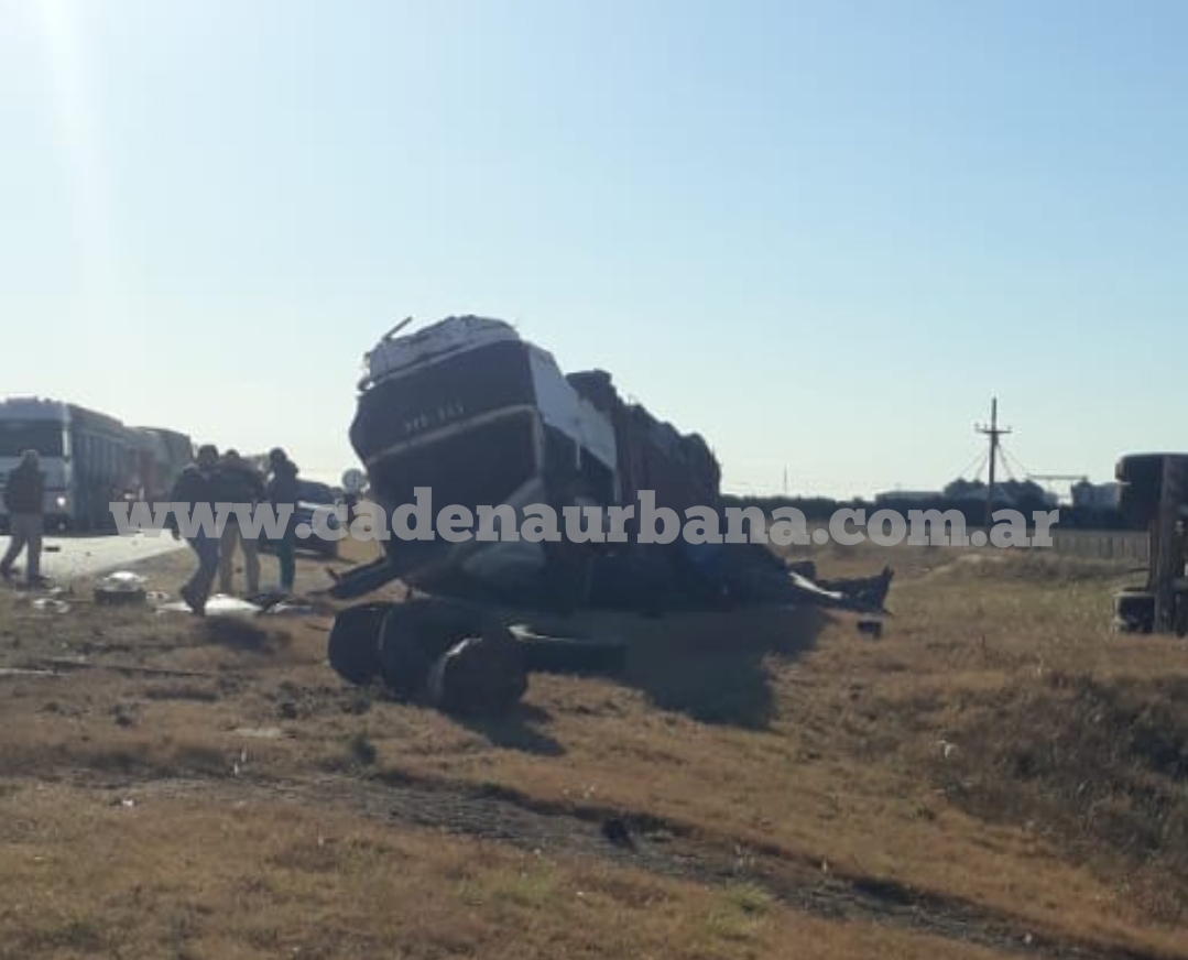 Accidente de tr&aacute;nsito camino a Corralito entre un cami&oacute;n y un veh&iacute;culo 