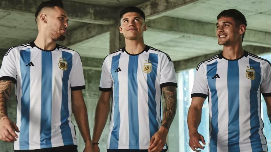 As&iacute; es la nueva camiseta con la que Argentina buscar&aacute; el t&iacute;tulo en Qatar 2022